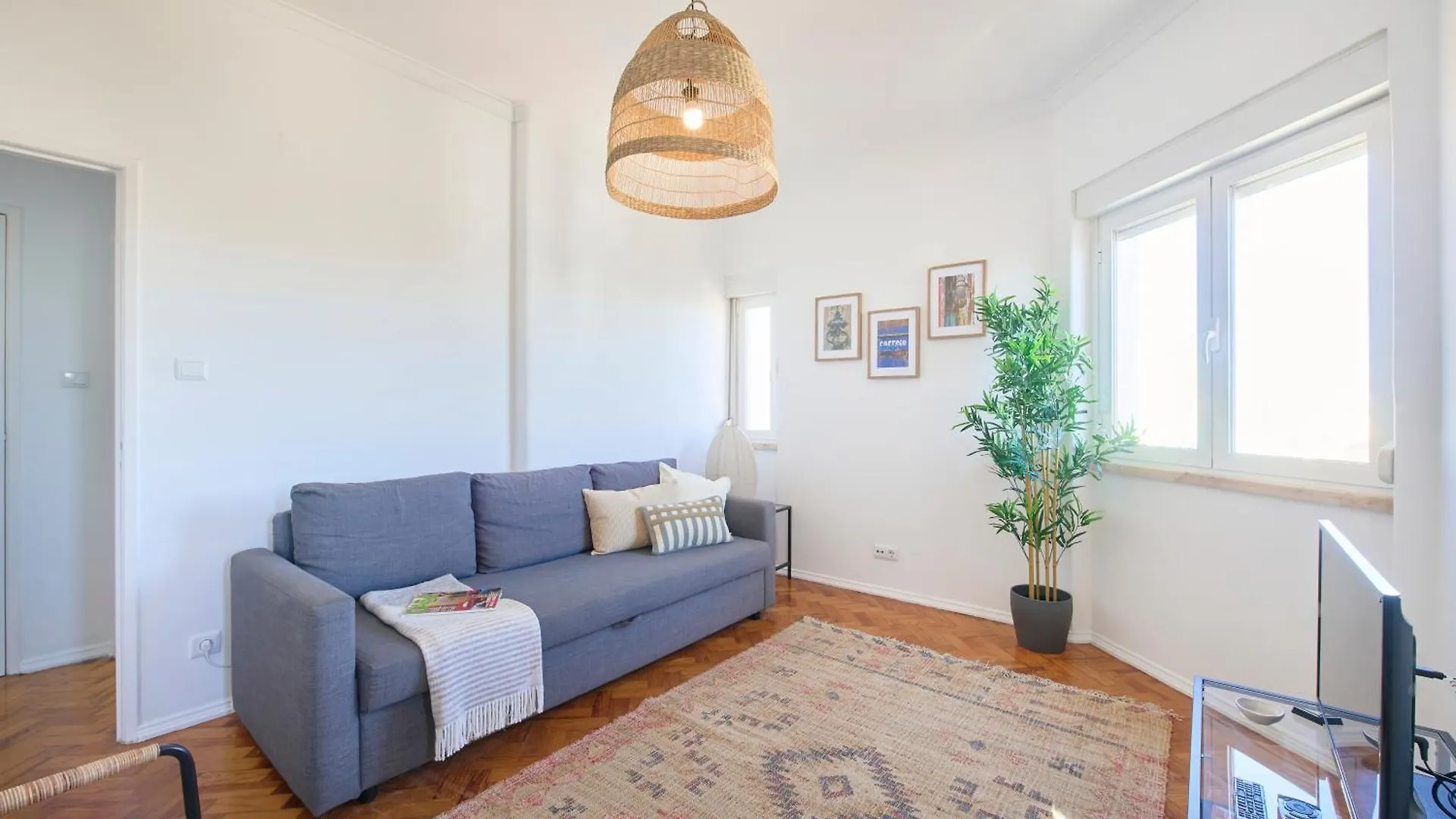 Sunny Graca, River View, By Timecooler Lisbon Apartment