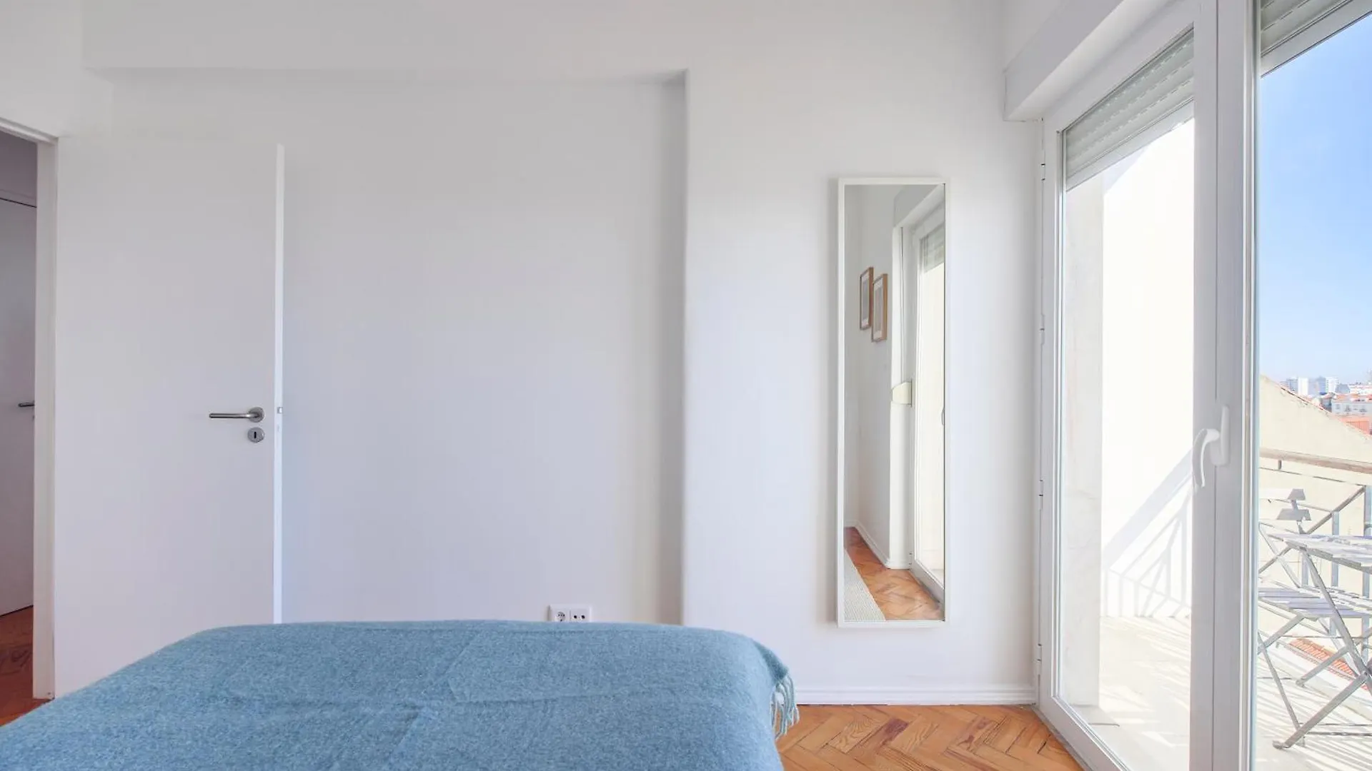 Sunny Graca, River View, By Timecooler Lisbon Apartment
